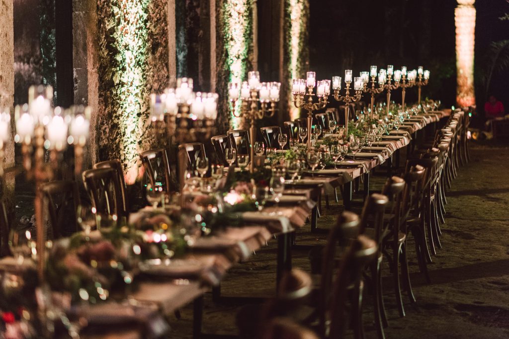 Grande fila de mesas de boda